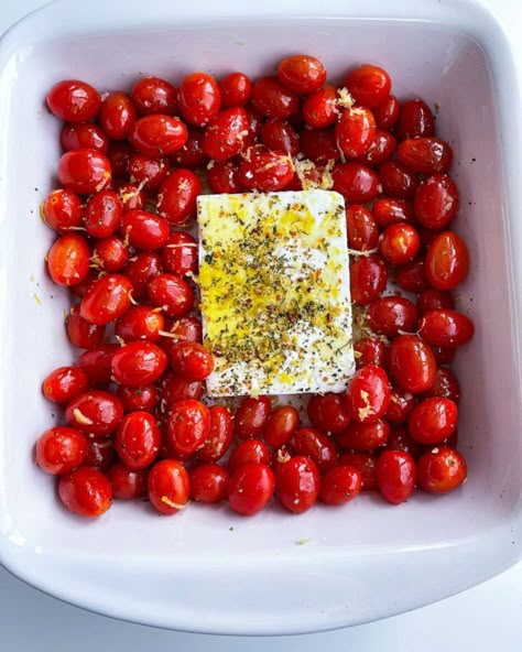 Roasted Tomatoes And Feta, Recept Pasta Oven, Summer Supper, Roasted Tomato Pasta, Tomato And Feta, Feta Recipe, Baked Feta Pasta, Oven Roasted Tomatoes, Baked Feta