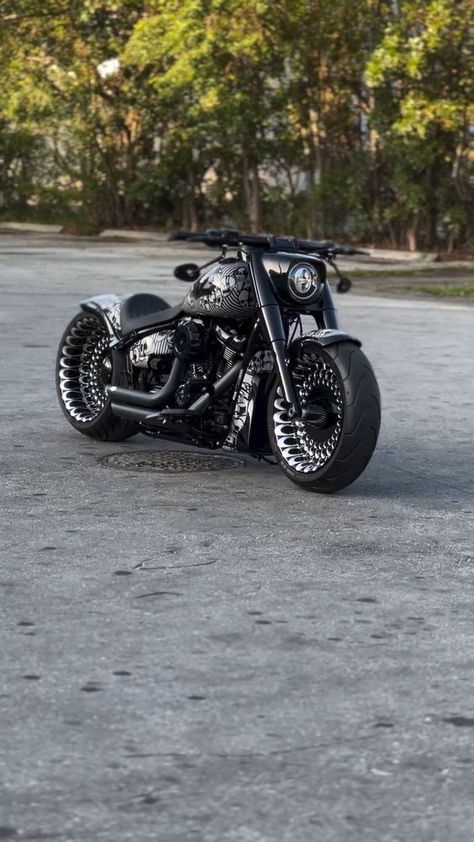 Harley-Davidson Fat Boy ‘FatBox Skull’ by Henne Builder HENNE Contact @henneusa Country United States Model H-D Fat Boy Style Cruiser Road King Harley Davidson, Softail Bobber, Harley Davidson Fat Bob, Мотоциклы Harley Davidson, Harley Fatboy, Vintage Harley Davidson Motorcycles, Bobber Style, Harley Davidson Fatboy, Harley Bobber