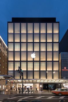 Foster + Partners models Apple Store Kyoto on traditional Japanese houses and lanterns Translucent Facade, Apple Store Design, Apple Headquarters, Office Facade, Mall Facade, Store Architecture, Hotel Facade, Retail Facade, Retail Architecture