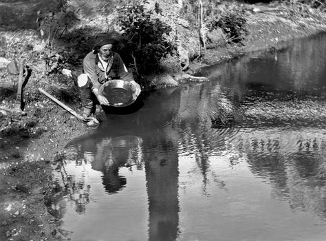 How the Gold Rush transformed California Vintage Wild West, Panning For Gold, California Gold Rush, The Great Migration, California Gold, Sierra Nevada Mountains, Mexican American, California Dreaming, Film Set