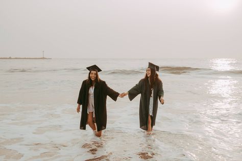 Beach Graduation Pictures, Convocation Photography, Poses For Graduation Photos, Friend Senior Pictures, Poses Group, Beach Best Friends, College Grad Pictures, Grad Picture Ideas, College Graduation Pictures Poses