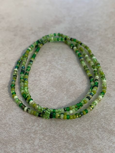 Quick and Easy Bead Bracelet Ideas for Beginners Beaded Green Bracelet, 2mm Seed Bead Jewelry, 2mm Seed Bead Bracelet, Green Seed Bead Bracelets, Tiny Bead Bracelet Ideas, Green Bracelet Beads, Green Bracelet Ideas, Cute Seed Bead Bracelets, Cool Beaded Bracelets