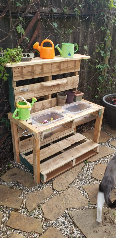 Palette Mud Kitchen Diy, Mud Kitchen For Kids Diy Easy, Mud Kitchen For Kids Pallets, Mud Kitchen Pallets, Mudkitchen Outdoor Diy, Easy Mud Kitchen, Mud Kitchen Diy, Pallet Mud Kitchen, Play Area Garden