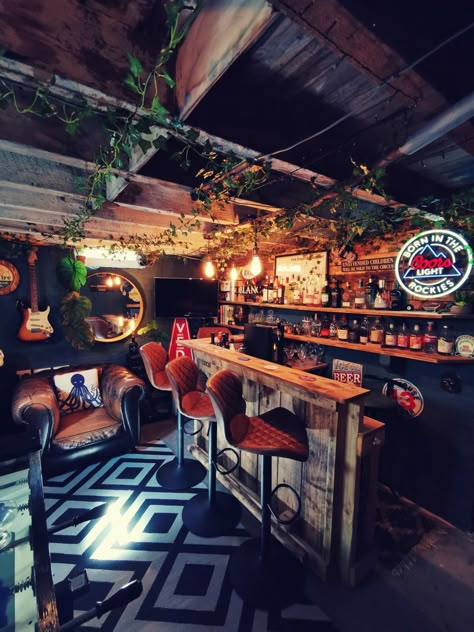 Home bar, pallet bar, cellar bar, gin bar Dive Bar Aesthetic Basement, Irish Pub Home Bar, Rustic Garage Bar Ideas, Garage Pub Ideas, Dive Bar Basement, Basement Dive Bar, Pub Room In House, Mancave Bar Ideas, Pub Bar Ideas