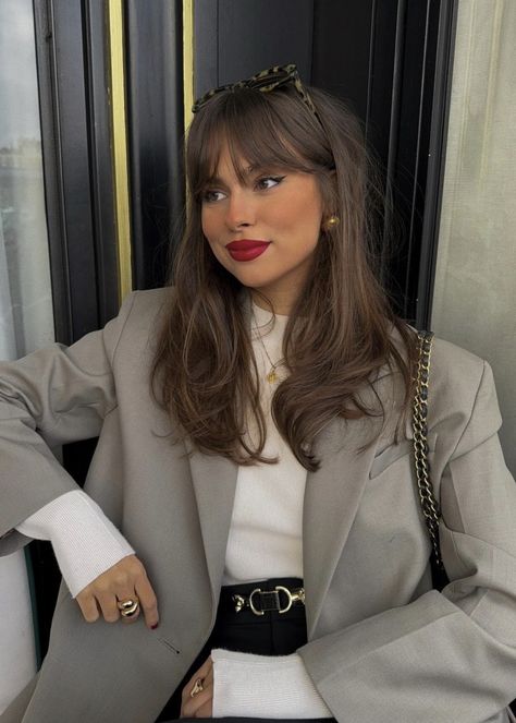 Fall Hair Curtain Bangs, Trending Hairstyles With Bangs, Fall 2024 Hairstyle Trends, Haircut 2024 Trends Women Fall, Fall Bangs Hair, Haircuts Trends 2024, Brunette Hair Outfits, Brunette Hair Bangs, French Brown Hair