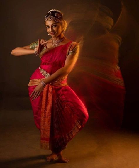 kerala girl bharathanatyam photography photoshoot ideas village culture traditional classical dance dancers nirthaki beauty Bharathanatyam Photography, Bharatnatyam Poses, Kerala Girl, Classical Poses, Bharatanatyam Costume, Bharatanatyam Dancer, Indian Classical Dancer, Bharatanatyam Poses, Dance Of India