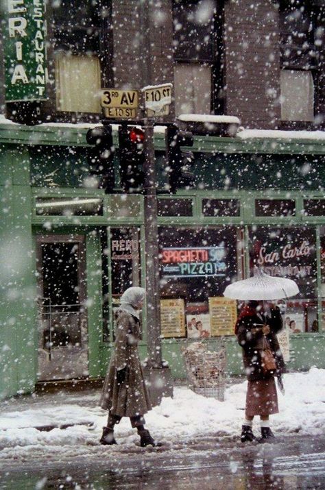 Snowfall, New York, 1952 Snowy Day Aesthetic, Saul Leiter Photography, Fred Herzog, New York Noel, Vintage Nature Photography, Willy Ronis, Berenice Abbott, Saul Leiter, William Eggleston