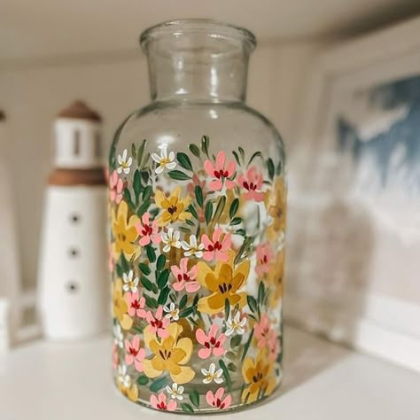 Painting Flowers On Glass Jars, Clear Vase Painting, Wine Bottle Vase Flowers, Floral Glass Painting, Glass Jar Painting Ideas Aesthetic, Glass Vase Painting Ideas Diy, Hand Painted Flower Vase, Painted Vase Ideas, Painting Vase Ideas