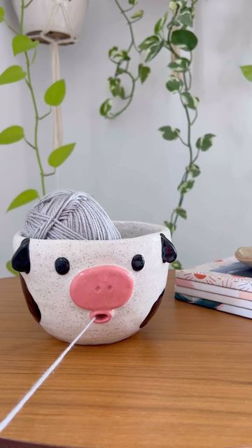 Pottery Knitting Bowls, Yarn Bowls Pottery Diy, Ceramic Ideas For Beginners, Yarn Holder Ceramic, Ceramic Yarn Bowl Ideas, Air Dry Clay Yarn Bowl Diy, Clay Yarn Bowl Diy, Pottery Yarn Bowl, Air Dry Clay Yarn Bowl