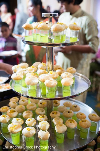 Marriage Food Wedding Ideas, Indian Food Wedding Buffet, Indian Food Serving Ideas Creative, Marriage Food Counter, Wedding Buffet Indian, Wedding Food Ideas Indian, Pani Puri Station Wedding, Punjabi Wedding Food, Chaat Station Wedding