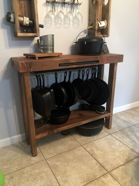 Homemade Kitchen Storage Ideas, Cast Iron Kitchen Decor, Lodge Cast Iron Storage Ideas, Kitchen Cast Iron Display, Cast Iron Pan Rack, Cast Iron Skillet Kitchen Display, Storage For Cast Iron Cookware, Cast Iron Skillet Wall Display Diy, Cast Iron Organization Storage Ideas