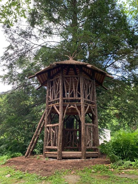 An archive which includes photos showing the progression of completed projects from 2019, including this log treehouse Rustic Wood Fence, Pallet Privacy Wall, Wooden Privacy Screen, Gazebo Ideas Backyard, Screen In Porch, Privacy Screen Ideas, Landscape Screen, Log Fence, Landscaping Border