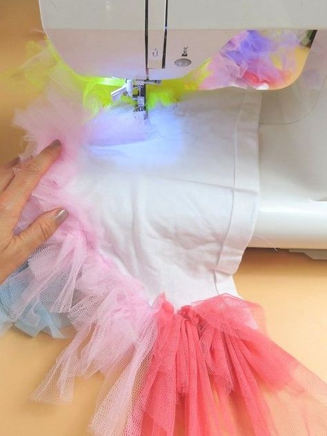 Tulle Sleeves Diy, Tulle Top Diy, Tulle Sweatshirt, Diy Puff Sleeves, Diy Net, Diy Puffs, Fashion Recycle, 80s Costumes, Shirt Alterations