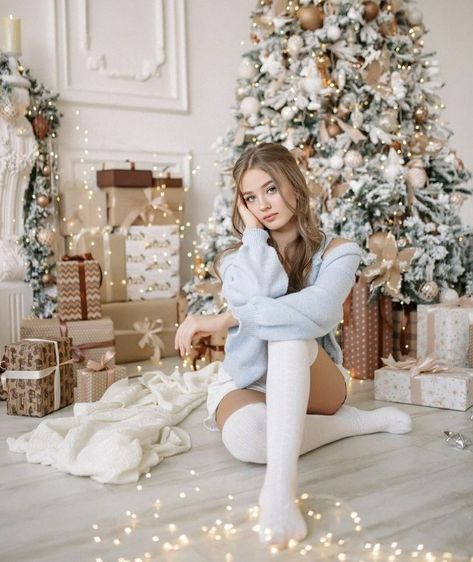 Christmas Fashion Photography, Christmas Couple Photos, Christmas Outfit Inspiration, New Year Photoshoot, Christmas Poses, Christmas Family Photoshoot, Xmas Photos, Holiday Photoshoot, Trendy Christmas Outfits