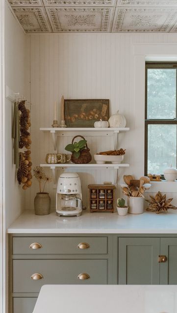 Small House Kitchen Ideas, Small House Kitchen, Eccentric Kitchen, Cottage House Interior, Simple Fall Decor, Cottagecore Living, Cosy Kitchen, Fall Kitchen Decor, Small Kitchen Decor