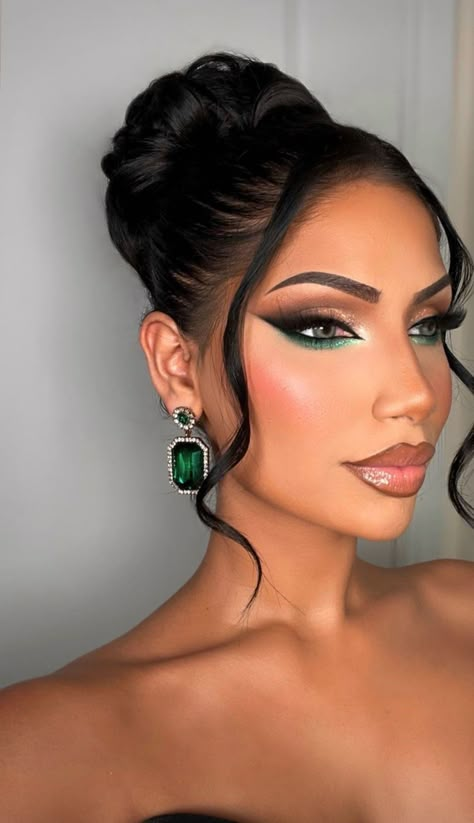 Machiaj Smokey Eyes, Green Dress Makeup, Green Eyeshadow Look, Competition Makeup, Maquillage Yeux Cut Crease, Gold Makeup Looks, Prom Eye Makeup, Mode Editorials, Prom Makeup Looks