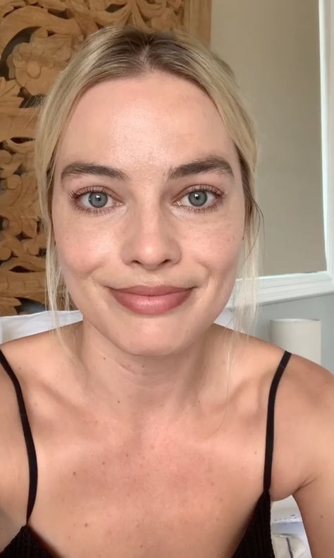 Margot Robbie Shares Personal Photos In An Emotional Plea Over Australia¡¯s Bushfires Margot Robbie Instagram, Margot Robbie Makeup, Margot Robbie Hair, Margot Robbie Photos, Margot Robbie Style, Beth Behrs, Celebrity Beauty Secrets, Margot Robbie Harley Quinn, Margot Robbie Harley