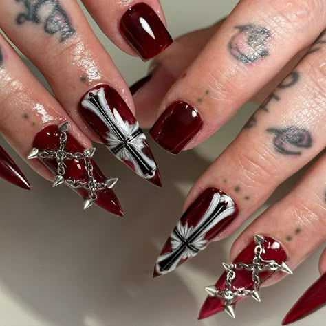 Nails With Spikes Studs, Gothic Nails With Charms, Nails With Chain, Nails With Chains, Chain Nails, Concert Nails, Cross Nails, Punk Nails, Sassy Nails