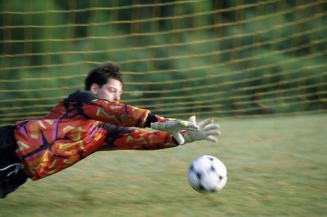 Soccer Keeper, Soccer Drills For Kids, Soccer Pro, Goalkeeper Training, Cleats Soccer, Basketball Tricks, Hope Solo, Soccer Goalie, Soccer Coach