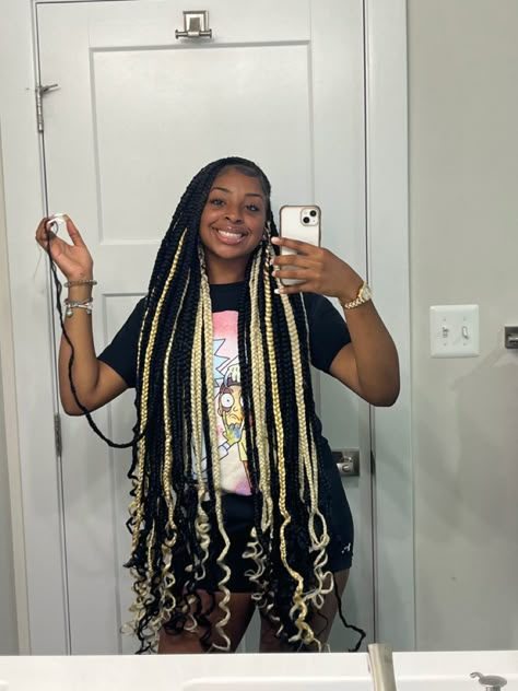 Knotless With Blonde And Black, Peak A Boo Braids Brown, Braid Hair Combos, Braided Box Braids Hairstyles, Knotless Box Braids With Color And Curls, Braids For Teenage Girls Hair Black, Peka Boo Braids Color, Pick A Boo Braids, Peek A Boo Box Braids With Curls