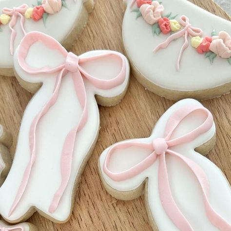 Ribbon Cookies, Pink Decorated Cookies, Tying The Knot Cookies, Love Shack Fancy Cookies, Bow Cookies Royal Icing, 16th Birthday Cookies, Bow Cookies, Bow Sugar Cookies, Bow Theme