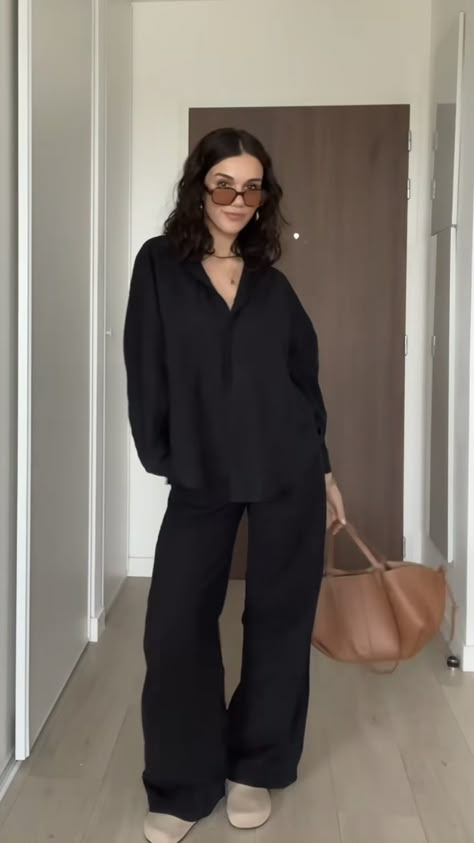 All Black Cool Outfits, Oversized Going Out Outfit, Comfortable Chic Outfits Winter, Edgy Simple Outfits, Wide Leg Jeans Outfit Chic, Black Linen Outfits For Women, Modern Chic Outfits Casual, Masc Women Wedding Guest, Simple Black Outfits Classy