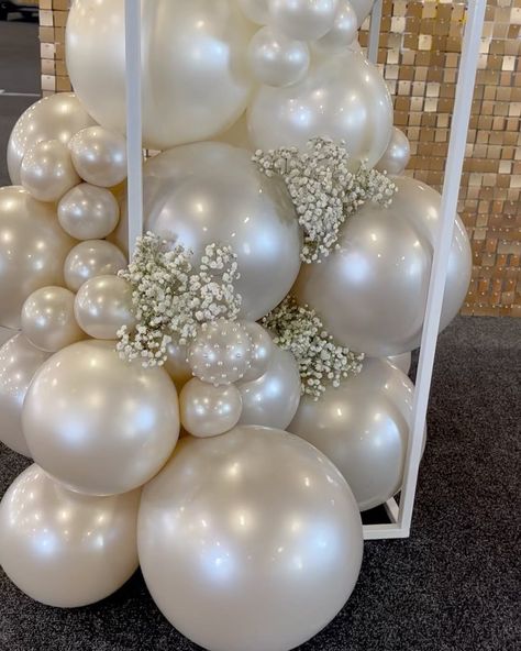 Balloon and event stylist | 𝘼𝙧𝙚 𝙗𝙖𝙡𝙡𝙤𝙤𝙣𝙨 𝙤𝙠𝙖𝙮 𝙖𝙩 𝙖 𝙬𝙚𝙙𝙙𝙞𝙣𝙜? . . . Hell yes 🙌 and especially when they look this gorgeous! Also how stunning is the pearl detail that’s… | Instagram Pearl Engagement Party, Pearl Birthday Theme, Diamonds And Pearls Theme, Pearl Balloon Arch, Pearl Themed Wedding, Pearl Themed Party, Pearl Wedding Decorations, Pearls Wedding Theme, Bridal Balloons