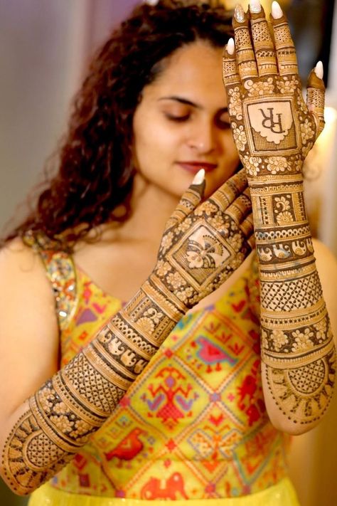 Bridal Mehendi Designs Wedding 2024, Bridal Simple Mehndi Designs, Latest Mehndi Designs Wedding, Bridal Mehandi, New Bridal Mehndi Designs, Bridal Mehendi Designs Hands, Mehndi Designs Bridal Hands, Legs Mehndi Design, Engagement Mehndi Designs