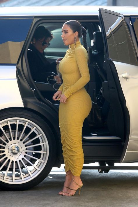 Kim Kardashian Yellow Dress, Kim Kardashian Hips, Kim Kardashian Style Dress, Khloe Kardashian Dress, Kim Kardashian Dress, Khloe Kardashian Outfits, Kanye West Wife, Kitten Aesthetic, Kim Kardashian Hot