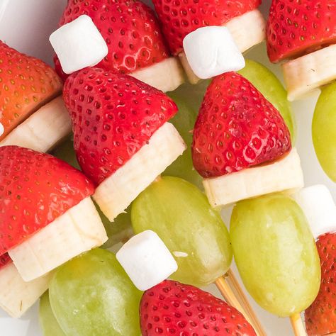 Grinch Fruit Kabobs Christmas Fruit Kabobs, Grinch Fruit, Grinch Fruit Kabobs, Peanut Clusters In Crockpot, Grinch Kabobs, Christmas Fruit Salad, Cute Christmas Desserts, Healthy Christmas Treats, Healthy Holiday Treats