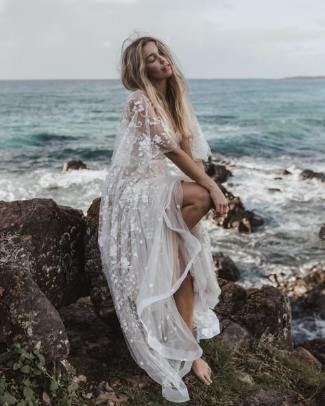 Anna Campbell Bridal, Anna Campbell, Estilo Hippy, Kleinfeld Bridal, Shotting Photo, Beach Photography Poses, Beach Shoot, Beach Bride, Woman Sitting