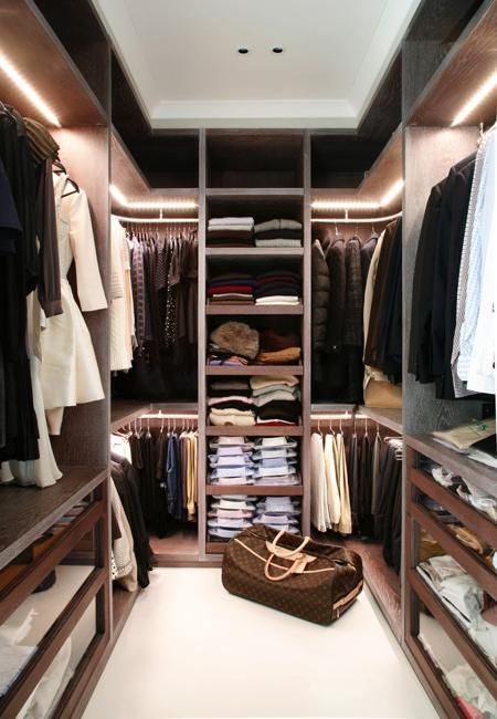 modern lighting ideas and latest trends in decorating with lights Closet Interior, Small Walk In Closet, Minimalist Dekor, Contemporary Closet, Things To Wear, Walking Closet, Walk In Closet Design, Small Bedrooms, Closet Layout