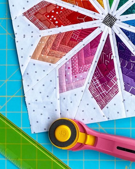 Foundation Paper Piecing Tutorial, Circle Quilt Patterns, Paper Piecing Tutorial, Color Wheels, Block Quilts, Mini Quilt Patterns, Paper Pieced Quilt Patterns, Foundation Paper Piecing Patterns, Paper Quilt