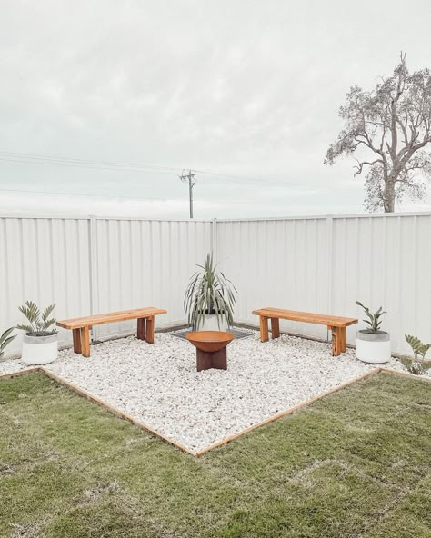 Fire Pit With Pebbles, Garden With Stones Ideas, Beach Courtyard Ideas, White Rocks Fire Pit, Pebbles In Backyard, Pebble Seating Area, Pebble Outdoor Area, White Pebble Garden Ideas, Pebbled Fire Pit Area