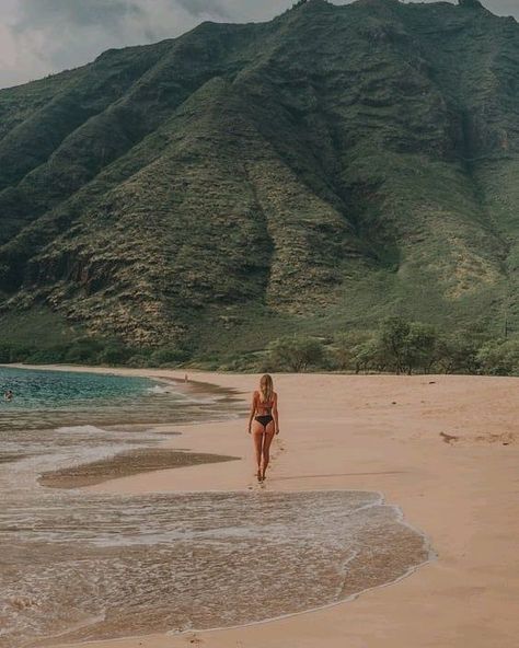 Wherever you go, no matter what the weather, always bring your own sunshine☀ Natural Beach Pictures, Honolulu Picture Ideas, Makua Beach Oahu, Beach Travel Photography, Oahu Beach Photoshoot, Best Beach Photos Ideas, Hawaii Photo Inspiration, Hawaii Beach Photoshoot, Hawaii Aesthetic Oahu