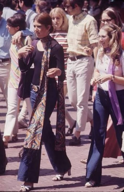 Photos Of New York City, Bell Bottom Jeans Outfit, Moda Hippie, Outfits 70s, 60s 70s Fashion, 60s And 70s Fashion, 70s Inspired Fashion, 70s Outfits, Seventies Fashion