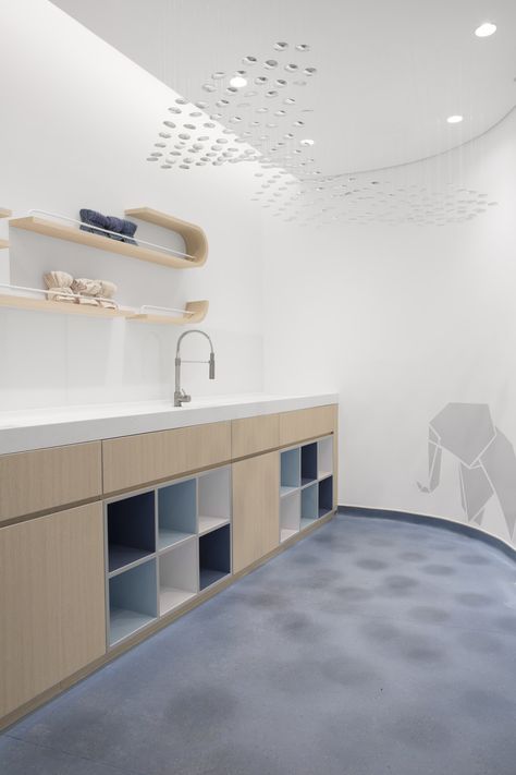 ORA, Nursery of the Future by Roar Design Studio | Kindergartens / day nurseries Doctor Office Design, Lactation Room, Millwork Wall, Wellness Room, Nursing Room, Children Hospital, Cabinet Medical, Parents Room, Office Nursery