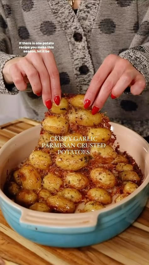 CRISPY GARLIC PARMESAN CRUSTED POTATOES are back and better this year and if there is one thing you make this holiday season, let it be… | Instagram Roasted Garlic Potatoes, Garlic Potatoes, Potato Recipes Side Dishes, Baby Red, Potato Side Dishes, Food Recepie, Garlic Parmesan, Red Potatoes, Food Videos Cooking