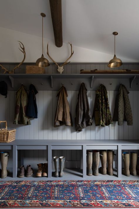 Suffolk Project Barn Boot Room - Humphrey Munson Boot Rooms Country, Boot Room Lighting, Boot Room Laundry, Large Boot Room Ideas, Country Mud Room Ideas, Garage Boot Room, Small Boot Room Ideas Entryway, Diy Boot Room, Country House Boot Room