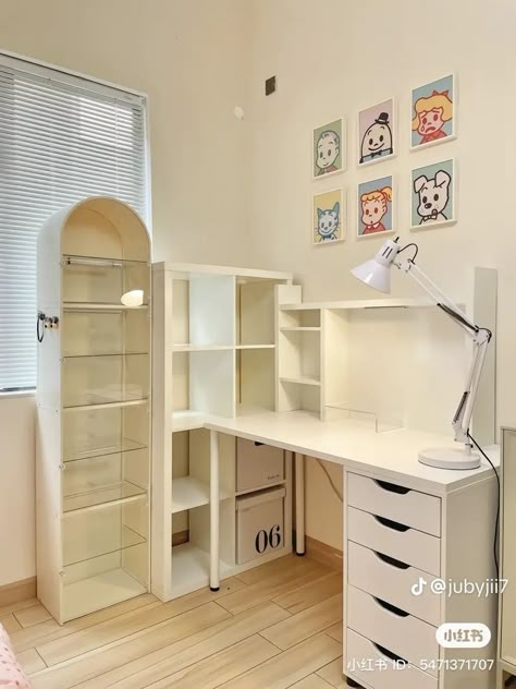 Studying Room Ideas, Cute Corner Desk Ideas, Bedroom Makeover Aesthetic, Cute Study Table, Study Table Ideas Bedroom, Study Bedroom Ideas, White Desk Ideas, Study Desk Design, Desks In Bedroom