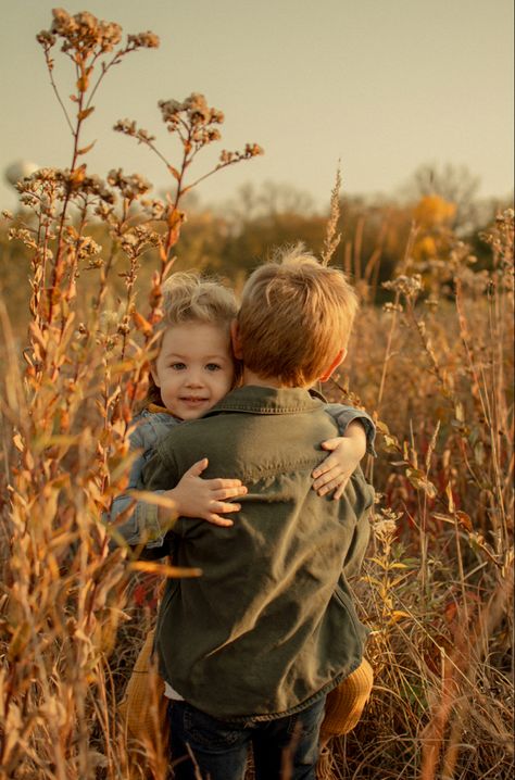 Toddlers Photoshoot Ideas, Autumn Sibling Photoshoot, Fall Siblings Photos, Fall Photoshoot Ideas For Siblings, Thanksgiving Sibling Pictures, Fall Photoshoot With Kids, Small Sibling Photoshoot, Toddler Cousin Photoshoot, Sibling Photography Poses Two