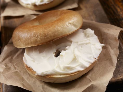 Healthy Cream Cheese, Plain Bagel, Cheese Bagels, Bagel Cream Cheese, Breakfast Bagel, Fancy Food, Wedding Items, Food Pairings, School Lunches