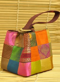 Gift Bag Storage, Patchwork Clothes, Potli Bag, Diy Bag Designs, Diy Bags Patterns, Trendy Sewing, Potli Bags, Diy Handbag, Handcrafted Bags