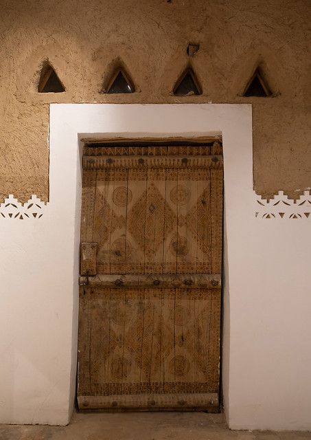 Saudi Art, Saudi Heritage, Nyc House, Gypsum Decoration, Feature Wall Bedroom, Old Wooden Doors, Riyadh Saudi Arabia, House Doors, Traditional Architecture