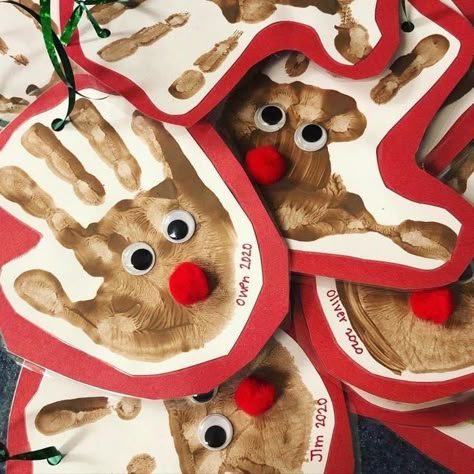 Joululahjat Diy, Baby Christmas Crafts, Handprint Ornaments, December Crafts, Christmas Crafts For Toddlers, Preschool Christmas Crafts, Christmas Crafts For Kids To Make, Christmas Kindergarten, Christmas Gifts For Parents