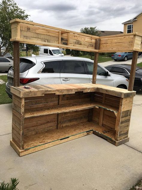 Palet Bar, Bar En Palette, Pallet Bars, Diy Pallet Decoration, Easy Renovations, Pallet Bar Diy, Diy Outdoor Bar, Bar Diy, Diy Home Bar