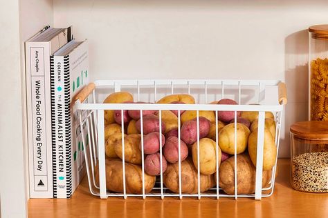 Potato Storage Ideas, Freeze Potatoes, Storing Veggies, Storing Potatoes, Fondant Potatoes, Potato Storage, Green Potatoes, Pantry Baskets, Healthy Potatoes