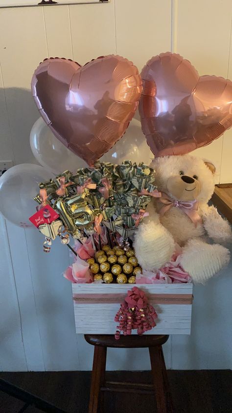 Quince Gift Box Ideas, Bday Basket Ideas For Her, Birthday Gift Baskets Aesthetic, Birthday Basket With Balloons, Cute Basket For Girlfriend, Gift Basket Ideas For Girlfriend Birthday, Gift Baskets With Flowers, Birthday Basket Ideas For Girlfriend, Quinceanera Gift Basket Ideas