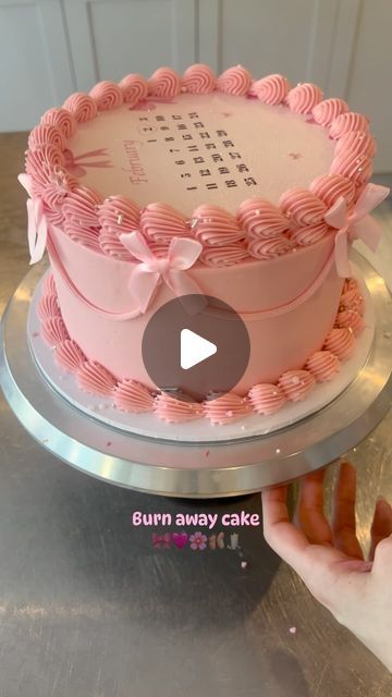 New Trend Cake Design, Cake Wafer Paper, Frost Form, Necklace Name Design, Cake Workshop, Birthday Cake Tutorial, Strawberry Crunch Cake, Bolo Vintage, Buttercream Cake Designs