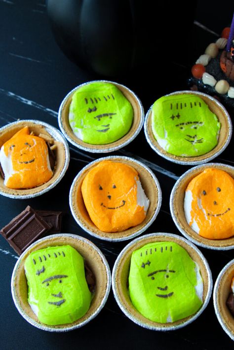 Peep Halloween Treats, Halloween S’mores Pies, Mini Pie Smores, Halloween Peep Smores, S’more Pie Mini, Halloween Peeps Smores, Camping Halloween Food, Mini S’more Pies, Mini Halloween Pies